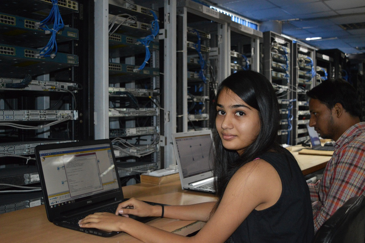 Девушка модель Cisco. Cisco girl. Network Associates.